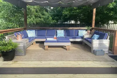 Image de Theatre Room, Hot Tub & Fire-pit in South Op