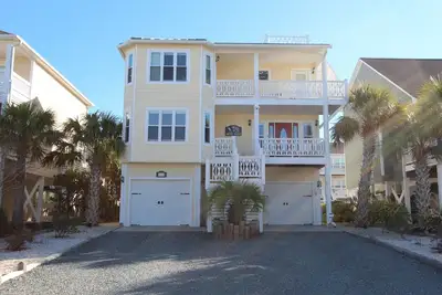 Image de Oib Moonwalk w/Elevator, 4 Br & 4. 5 Baths, 3rd Row from Beach, Community Pool