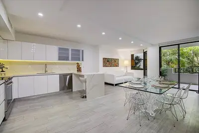 Image de Luxury Key Biscayne Oceanfront 3 Bedroom/2 Bath Condo Fully Renovated In 2021