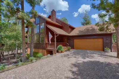 Image de Beautiful Large cabin on 1/4 acre w/covered decks