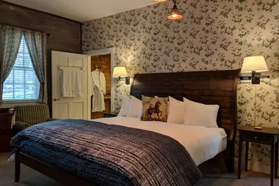 Image de A spacious Ground-level King/King 2-room Suite B&B in Downtown Shelburne - Delicious Breakfasts! Bar