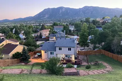 Image de Mountain-View 5br Retreat: Gym, Hot Tub, Bbq, Firepit, Playground, Sleeps 12