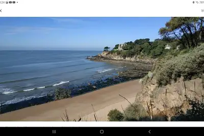Image de 2 steps from the beach, construction site, town center, bright apartment with garden