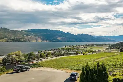 Image de Stunning Home with a 180° view of the Lake + Hot Tub + Firepit + Pool Table