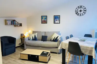 Image de Enjoy a cozy nest in the mountains with a view of the snow-capped mountains.
