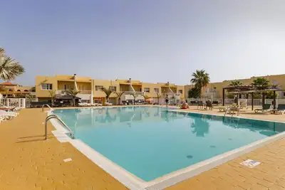 Image de Modern 3 bedroom house close to the beach with a large pool. Sleeps 6 people