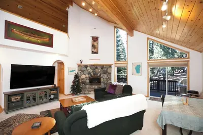 Image de Wooden Bliss | Hot Tub & Kids Room!