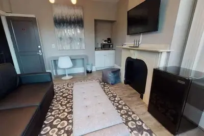 Bay Village, Walk Everywhere Sleeps 3