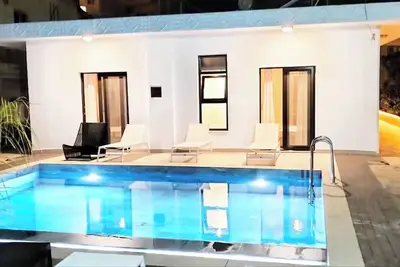 Luxsuites Villa with pool and garden