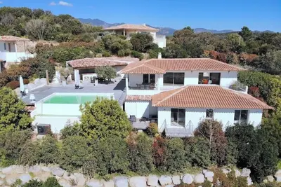 Image de Villa indépendante avec piscine à débordement vue mer sur le golfe