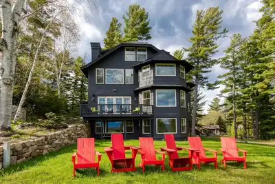 Image de Spacious Modern Luxury, Mtn Views, Short Walk to Lake & Downtown - Dog Friendly!