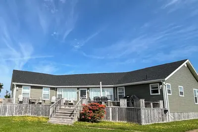 Image de Open Concept 4 Bedroom Cottage, Just Steps Away From South Shore Beach