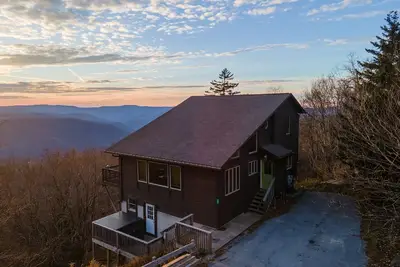 Image de 9br/6ba Chalet at Snowshoe w/ hot tub Game Room Mountain-top Views On-Call Van
