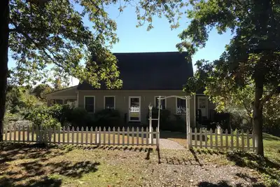 Image de Newly Renovated Private Quiet Cape 1/2 mile from the beach