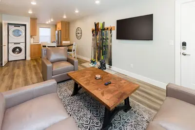 Image de Dreamy new 2br unit with superior ski access!
