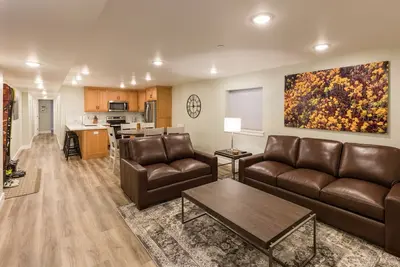 Image de Gorgeous brand new 2br unit, sleeps 6. Amazing ski location!