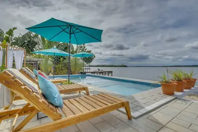 Ophelia's Villa: Waterfront Luxury with Private Pool