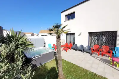 Image de Magnificent South-facing Villa with Jaccuzzi, Beach and Corniche 200 m away