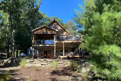 Image de Gorgeous 2nd Tier Lakefront Home with Lakeview, rights, short walk to marina