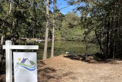Image de Cozy Cottage With Lake on 10Acres Near Atl Where  Friends & Family Meet Nature