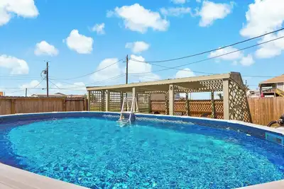 Image de Private Pool! Amazing backyard gazebo!