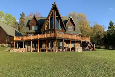 Image de One of a kind family retreat: lake front access, hot tub, sauna, and game room.