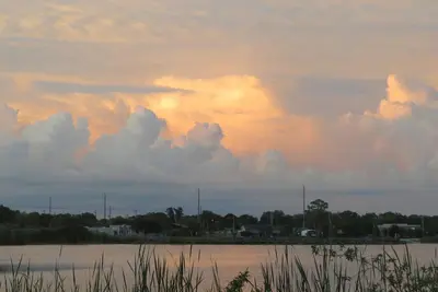 Image de A Cottage on Lake Near Universities and colleges. close to shops and downtown