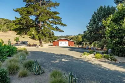 Image de Elegant Vintage Barn quiet country charm. Walk to wineries, minutes to town.