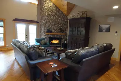 Image de Mountain Elegance with Multiple Living Areas. Featured on Hgtv’s House Hunter’s