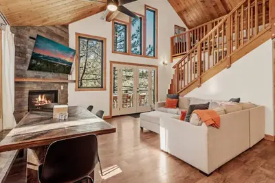 Image de Moonridge cabin + treehouse + hot tub + pool table