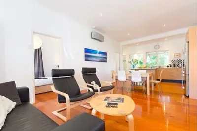 Image de Sunny Home - 2 Bedroom + Deck