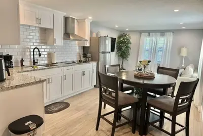 Image de 1 Room w Queen bed and full size sofa bed