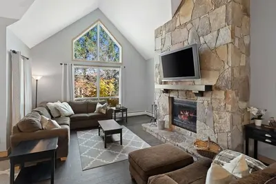 Image de True Ski on \/ Ski off Spacious Condo w\/ Fireplace!