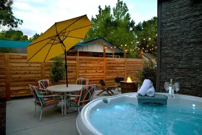 Image de Cozy Bungalow w/ Hot Tub & Fire Pit, Walk Downtown