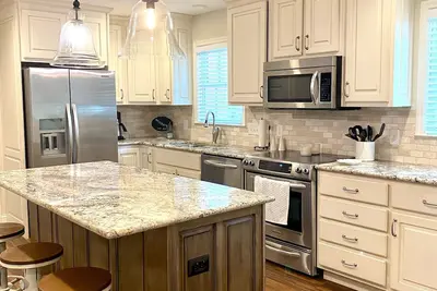 Image de Island Cottage near waterfront and marina