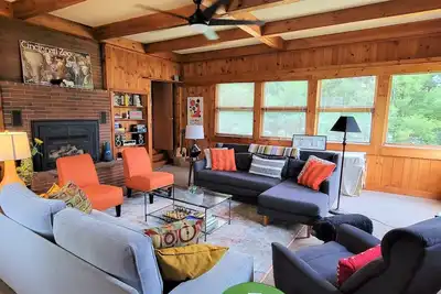 Image de +Sunny+ Design Inspired, Modern, Lakeside, Historic Beauty! !
