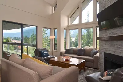 Image de Spectacular 3 bed/2 bath Penthouse with Mtn Views