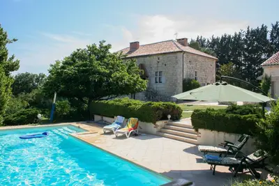 Gîte situé au calme avec piscine et parc-jardin