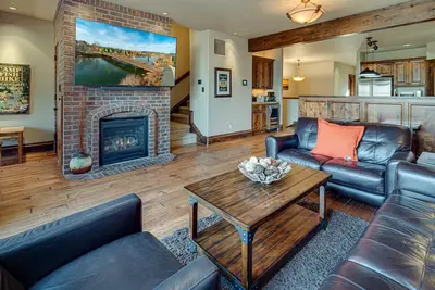 Image de Old Mill Townhome Steps from River and Trails, Shops, Restaurants, Fireplace, A/C, Dog Friendly.