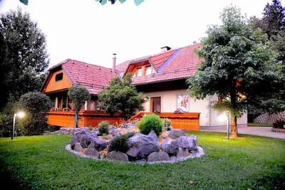 Image de Carpenters Dream House with a garden and swimming pool