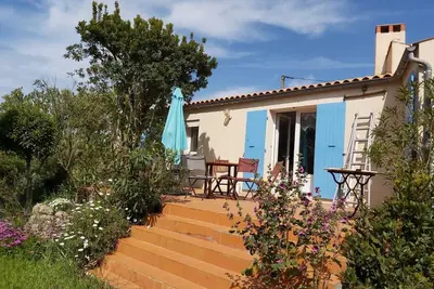 Image de St. Denis, au calme, 3 bedrooms, with large garden, 50 mètres from the océan.