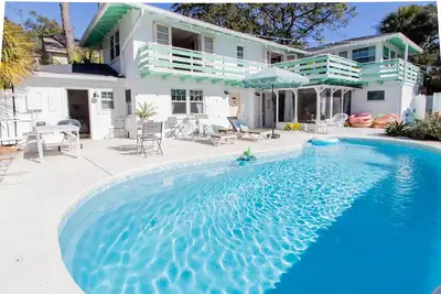 Image de Poolside Tiki bar with swings! Heated pool! See boardwalk to beach from lawn!