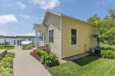 Image de Waterfront 2-Bedroom Luxury Cottage at Resort In Downtown Saugatuck