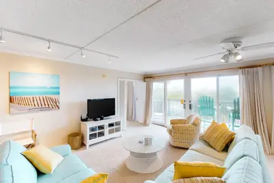 Image de Beachy waterfront condo with private balcony, pool, beach access, fast WiFi
