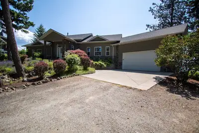 Image de Lakefront Home with a Private Dock, Fireplace, Dance Studio, & Mountain Views