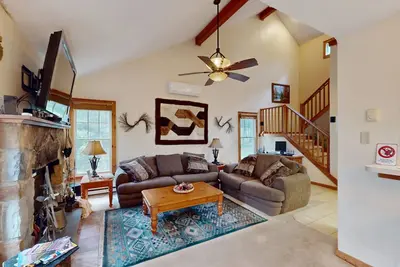 Image de Tree-lined townhome with private deck - close to skiing & waterpark