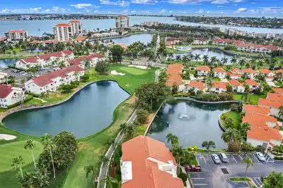 Image de Beautiful condo near beaches & activities with pool access and golf course view
