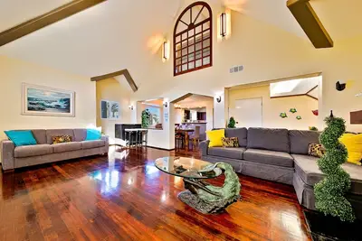Image de Combo 6 Bedroom Balboa Peninsula Home in Incredible Location