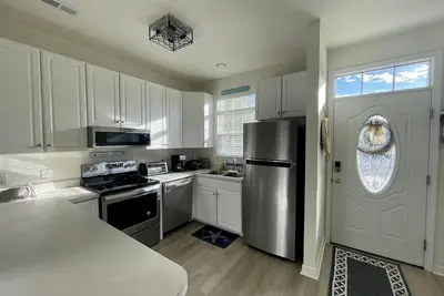 Image de Quiet Neighborhood 2br Townhouse 1. 5 miles to beach