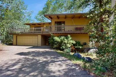 Image de Fantastic Aspen Gem Near Downtown w/ Free WiFi, Large Deck & Skiing Nearby